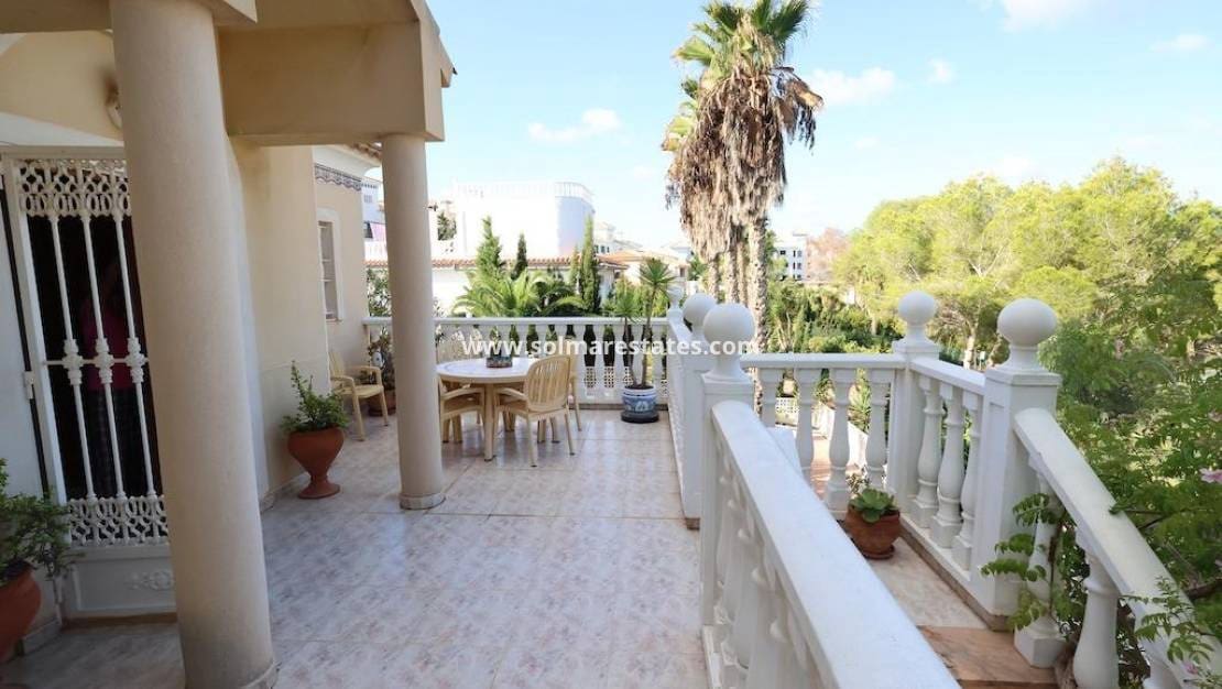 5 slaapkamer Villa te koop in Villamartin met zwembad - € 850.000 (Ref: 9402535)