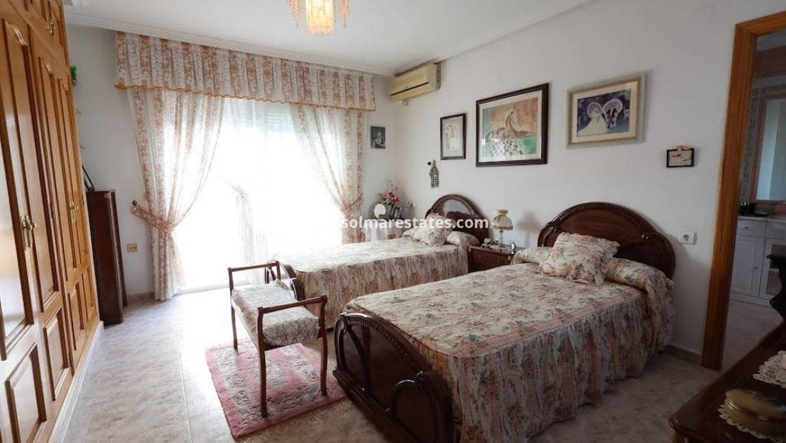 5 slaapkamer Villa te koop in Villamartin met zwembad - € 850.000 (Ref: 9402535)