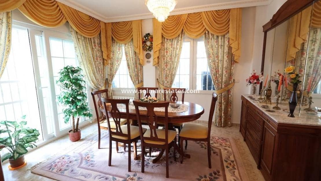 5 slaapkamer Villa te koop in Villamartin met zwembad - € 850.000 (Ref: 9402535)