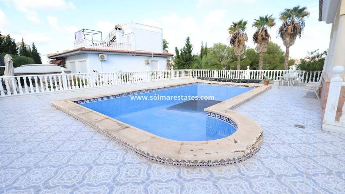 5 slaapkamer Villa te koop in Villamartin met zwembad - € 850.000 (Ref: 9402535)