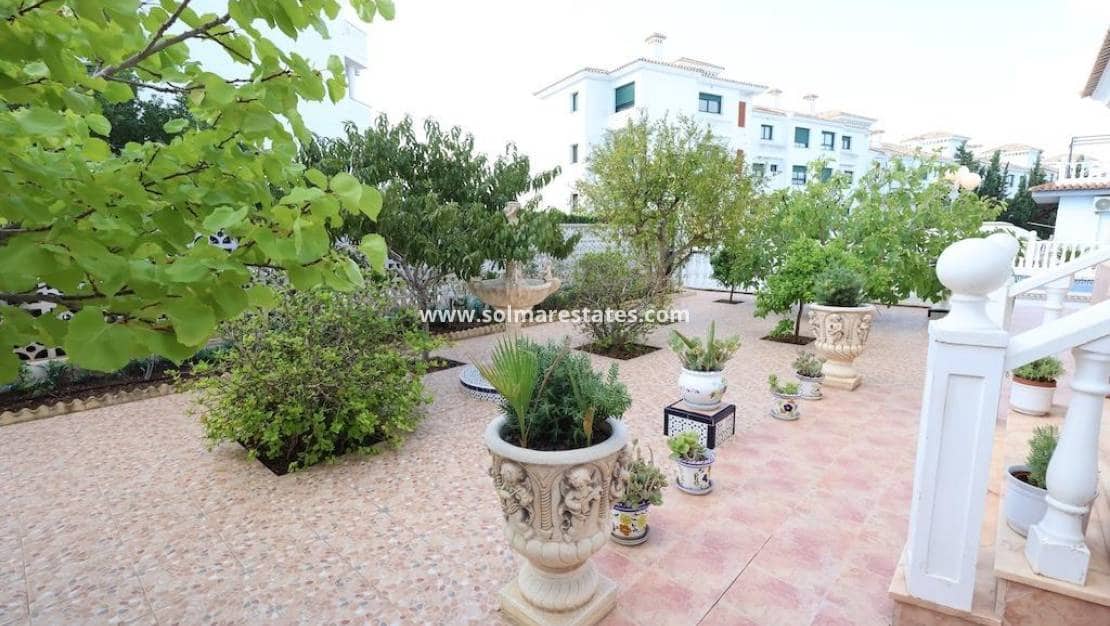 5 slaapkamer Villa te koop in Villamartin met zwembad - € 850.000 (Ref: 9402535)