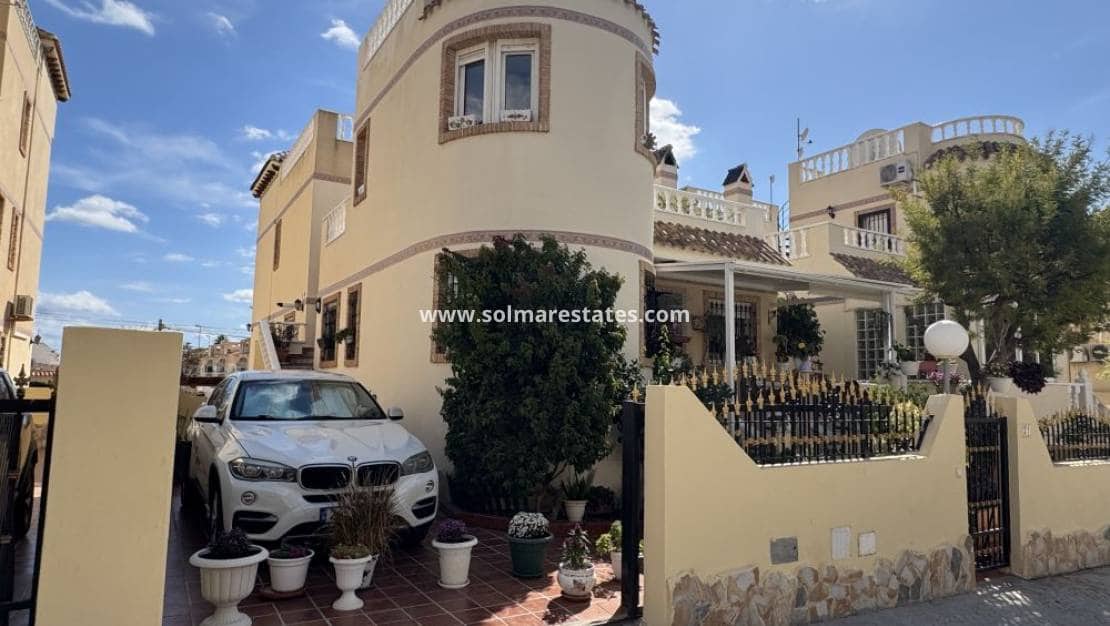 3 soverom Kjedet enebolig til salgs i Playa Flamenca med svømmebasseng - € 229 995 (Ref: 9404628)