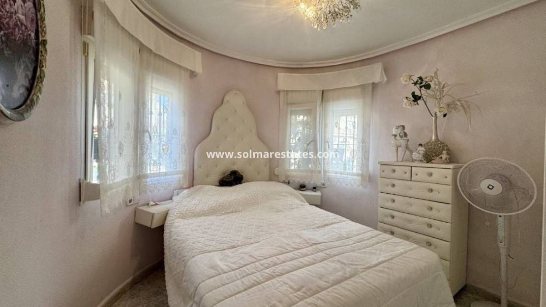 3 soverom Kjedet enebolig til salgs i Playa Flamenca med svømmebasseng - € 229 995 (Ref: 9404628)