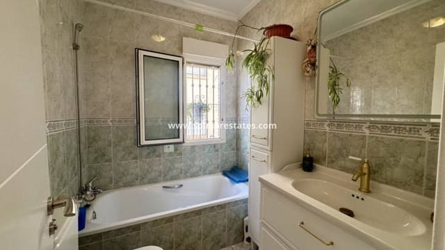 3 soverom Kjedet enebolig til salgs i Playa Flamenca, Orihuela med svømmebasseng - € 229 995 (Ref: 9404628)