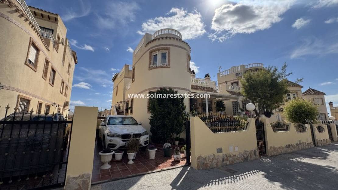 3 soverom Kjedet enebolig til salgs i Playa Flamenca med svømmebasseng - € 229 995 (Ref: 9404628)