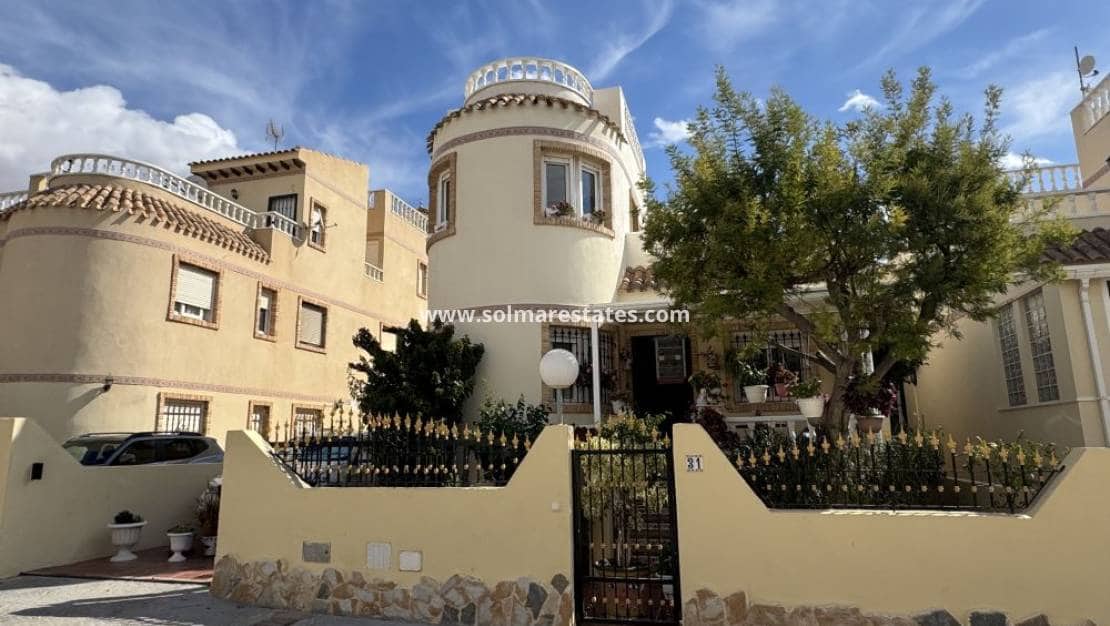 3 soverom Kjedet enebolig til salgs i Playa Flamenca med svømmebasseng - € 229 995 (Ref: 9404628)