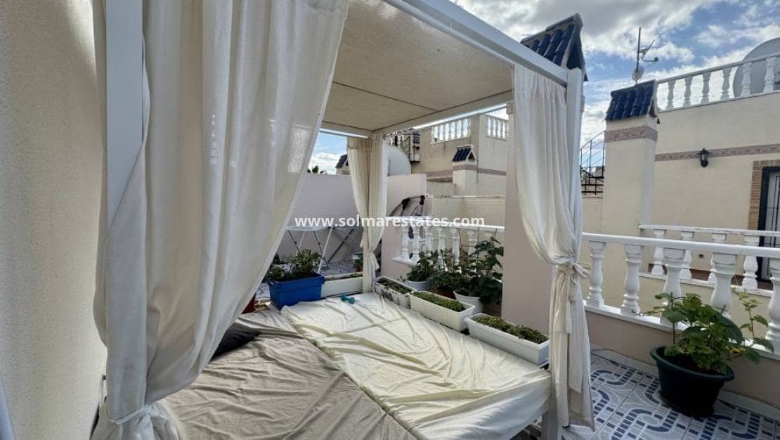 3 soverom Kjedet enebolig til salgs i Playa Flamenca med svømmebasseng - € 229 995 (Ref: 9404628)