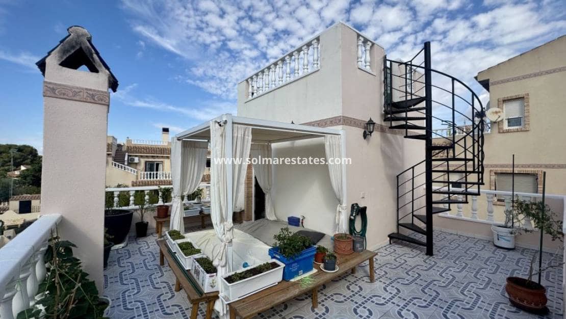 3 soverom Kjedet enebolig til salgs i Playa Flamenca med svømmebasseng - € 229 995 (Ref: 9404628)