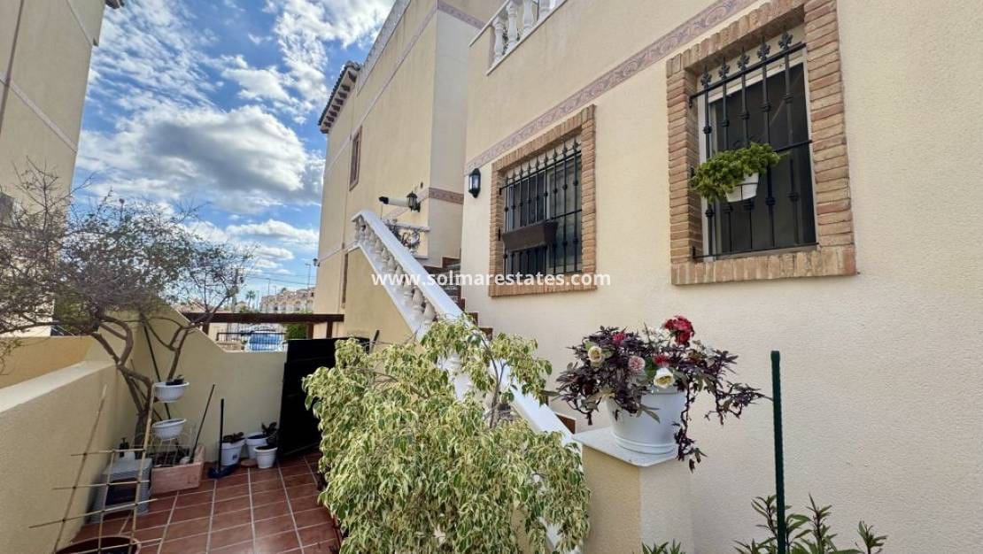 3 soverom Kjedet enebolig til salgs i Playa Flamenca med svømmebasseng - € 229 995 (Ref: 9404628)