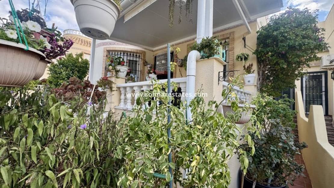 3 soverom Kjedet enebolig til salgs i Playa Flamenca med svømmebasseng - € 229 995 (Ref: 9404628)