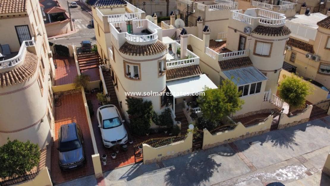 3 soverom Kjedet enebolig til salgs i Playa Flamenca med svømmebasseng - € 229 995 (Ref: 9404628)