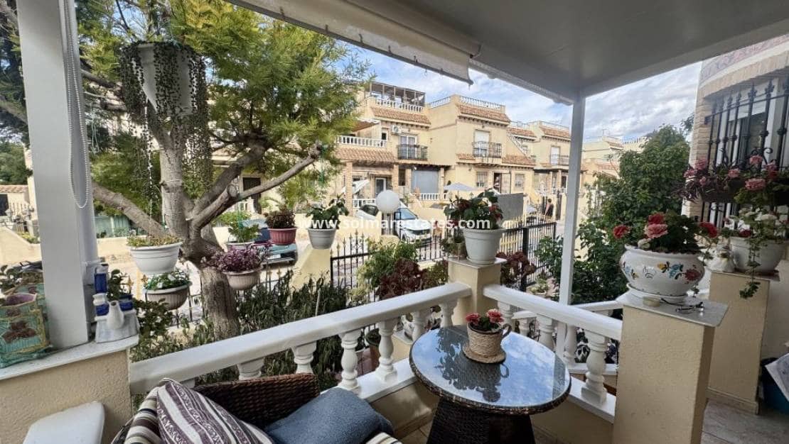 3 soverom Kjedet enebolig til salgs i Playa Flamenca med svømmebasseng - € 229 995 (Ref: 9404628)