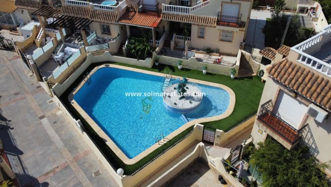 3 soverom Kjedet enebolig til salgs i Playa Flamenca med svømmebasseng - € 229 995 (Ref: 9404628)