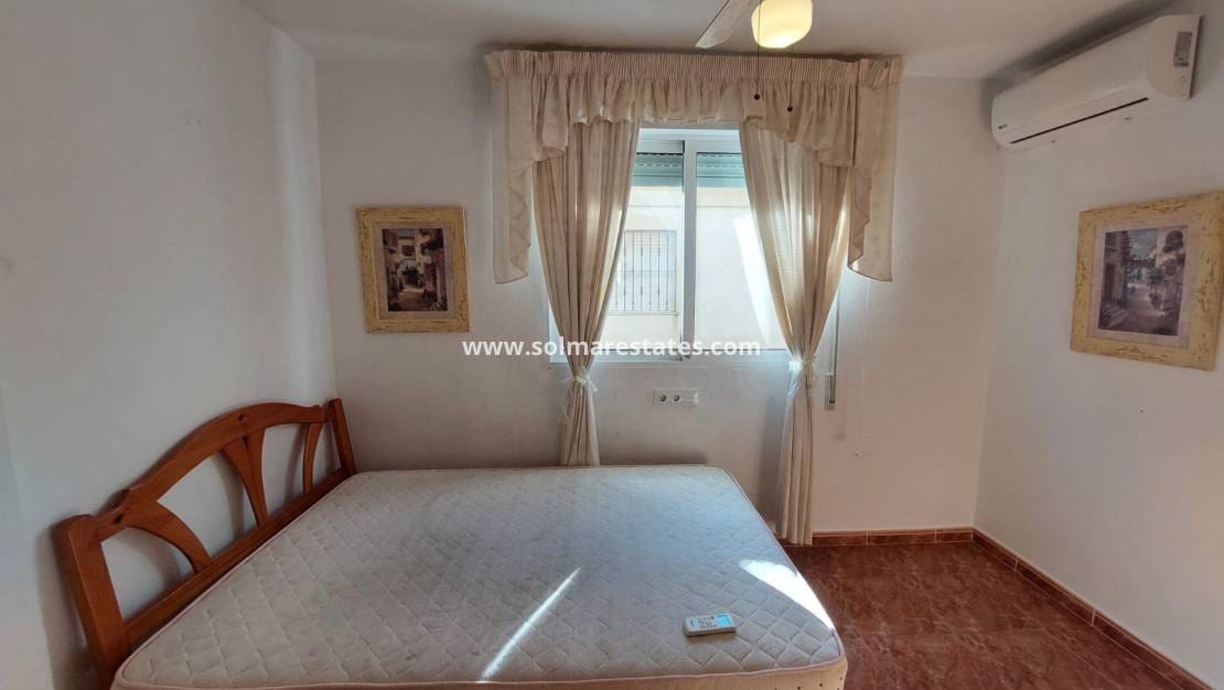 3 makuuhuone Omakotitalo myytävänä paikassa Playa Flamenca mukana uima-altaan - 165 000 € (Ref: 9409382)