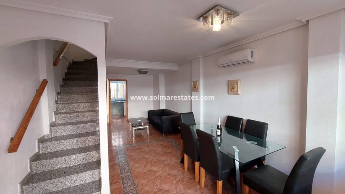 3 makuuhuone Omakotitalo myytävänä paikassa Playa Flamenca mukana uima-altaan - 165 000 € (Ref: 9409382)