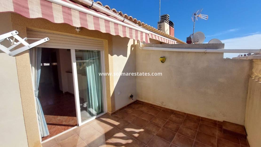 3 makuuhuone Omakotitalo myytävänä paikassa Playa Flamenca mukana uima-altaan - 165 000 € (Ref: 9409382)