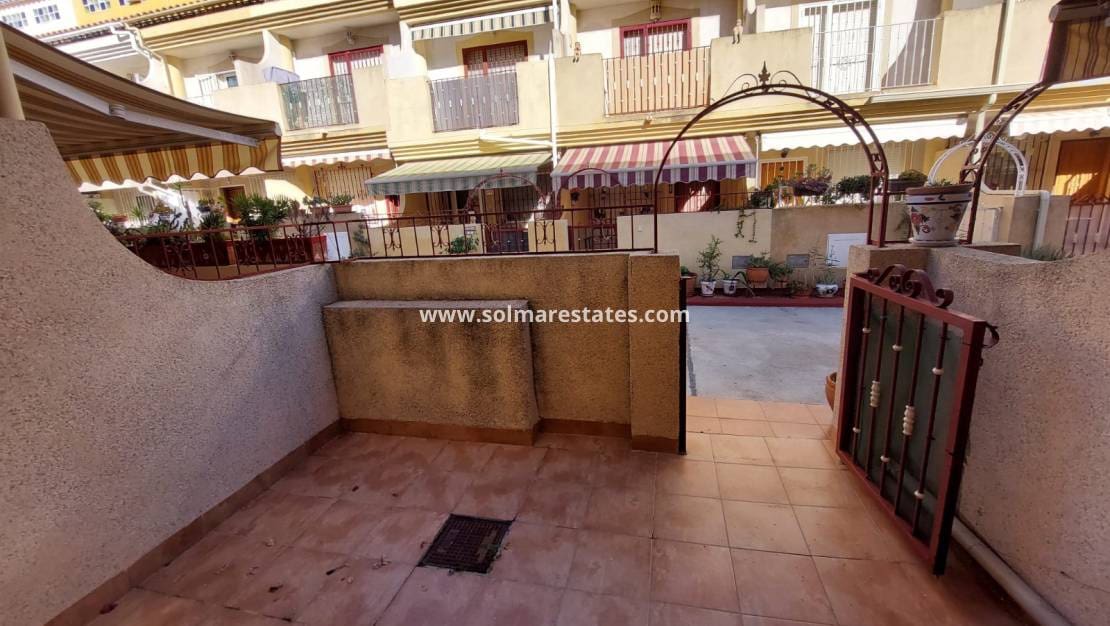 3 makuuhuone Omakotitalo myytävänä paikassa Playa Flamenca mukana uima-altaan - 165 000 € (Ref: 9409382)