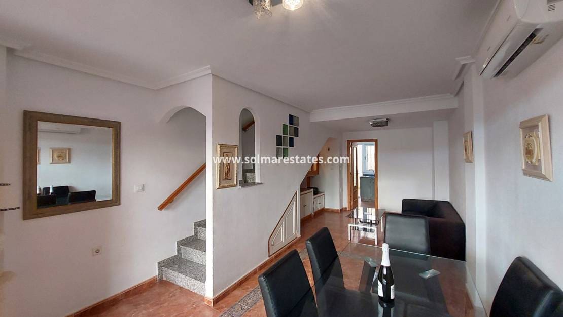 3 makuuhuone Omakotitalo myytävänä paikassa Playa Flamenca mukana uima-altaan - 165 000 € (Ref: 9409382)