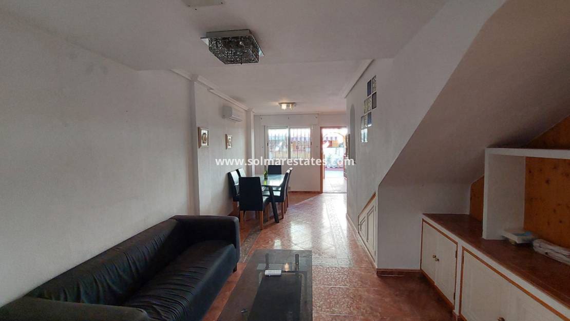 3 makuuhuone Omakotitalo myytävänä paikassa Playa Flamenca mukana uima-altaan - 165 000 € (Ref: 9409382)