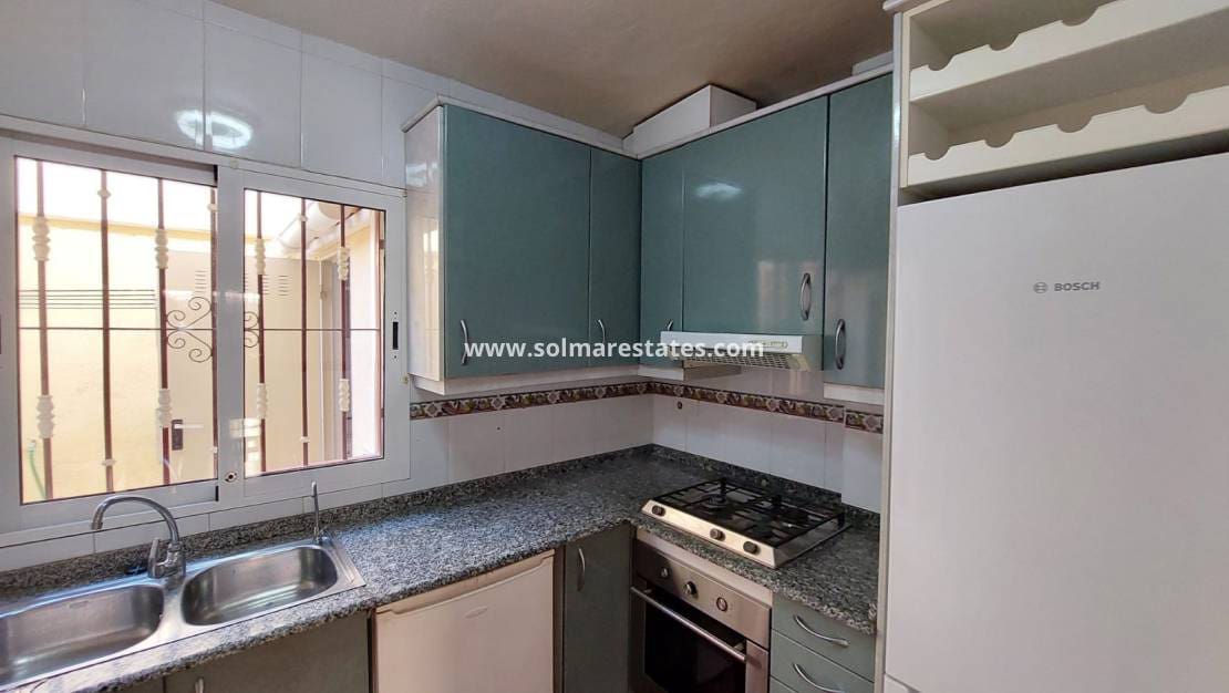 3 makuuhuone Omakotitalo myytävänä paikassa Playa Flamenca mukana uima-altaan - 165 000 € (Ref: 9409382)