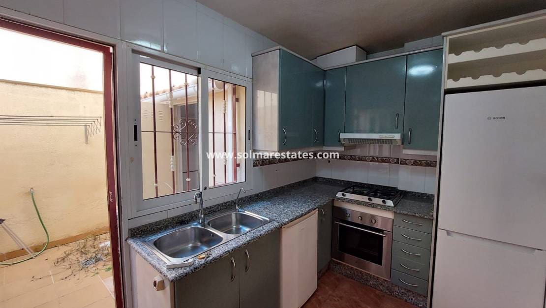 3 makuuhuone Omakotitalo myytävänä paikassa Playa Flamenca mukana uima-altaan - 165 000 € (Ref: 9409382)