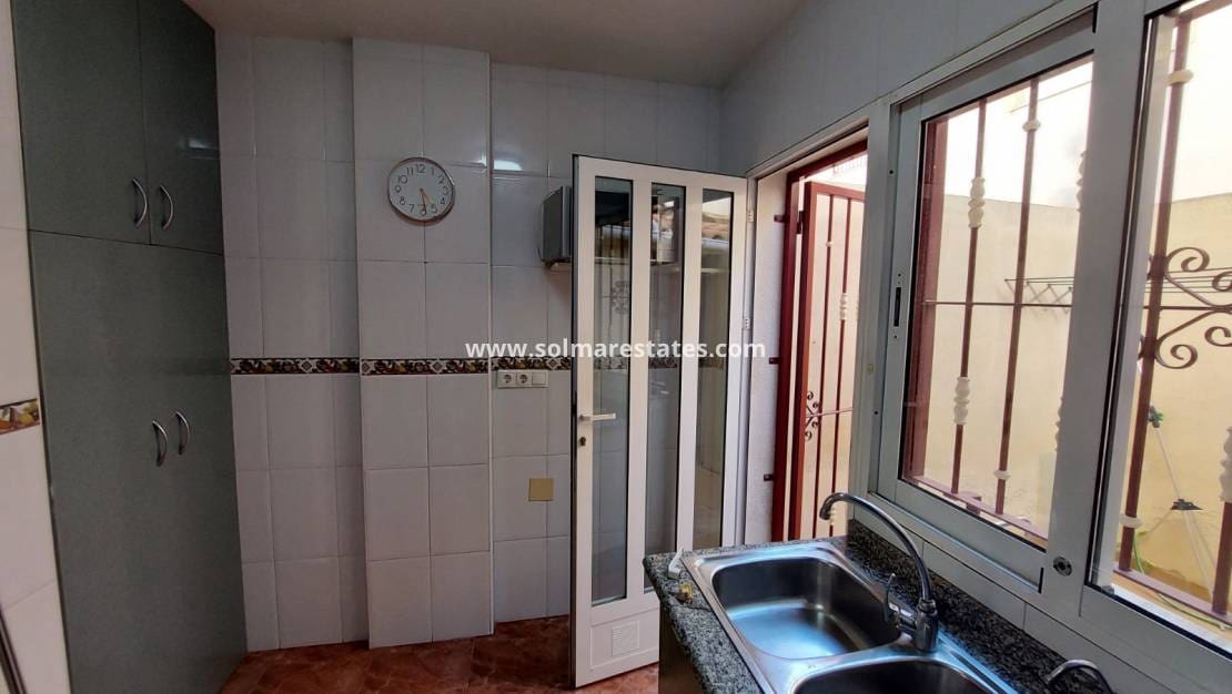 3 makuuhuone Omakotitalo myytävänä paikassa Playa Flamenca mukana uima-altaan - 165 000 € (Ref: 9409382)