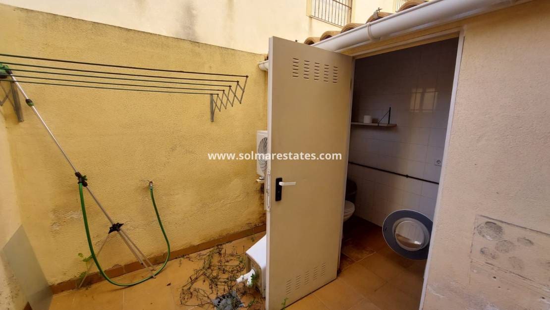 3 makuuhuone Omakotitalo myytävänä paikassa Playa Flamenca mukana uima-altaan - 165 000 € (Ref: 9409382)