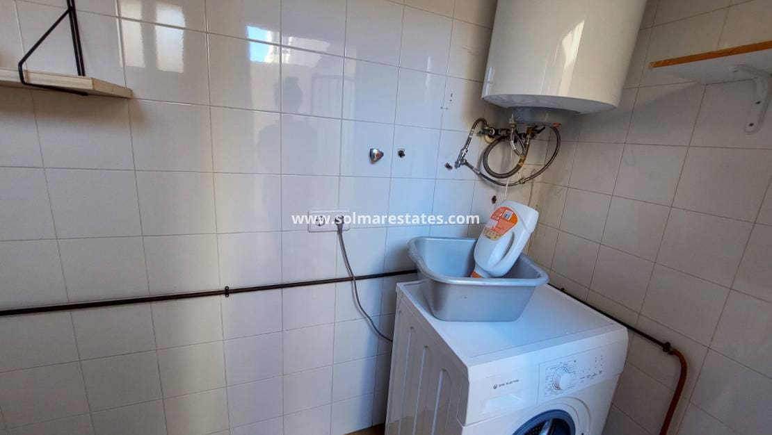 3 makuuhuone Omakotitalo myytävänä paikassa Playa Flamenca mukana uima-altaan - 165 000 € (Ref: 9409382)