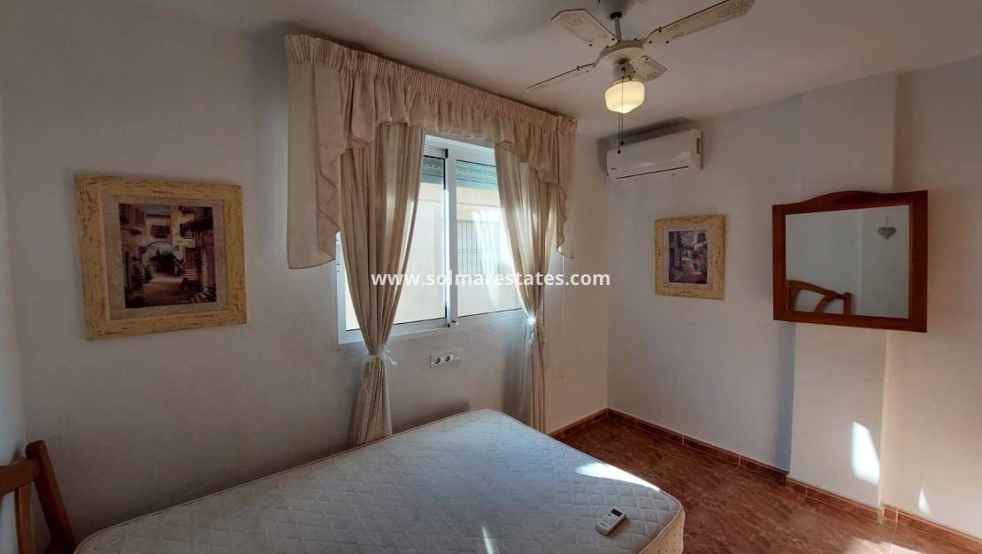 3 makuuhuone Omakotitalo myytävänä paikassa Playa Flamenca mukana uima-altaan - 165 000 € (Ref: 9409382)