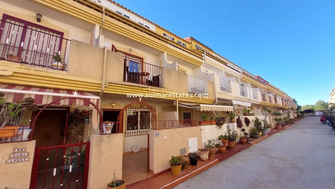 3 makuuhuone Omakotitalo myytävänä paikassa Playa Flamenca mukana uima-altaan - 165 000 € (Ref: 9409382)