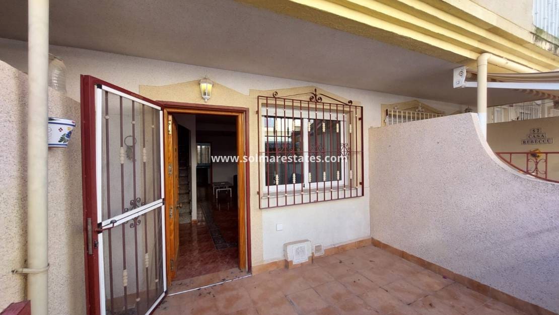 3 makuuhuone Omakotitalo myytävänä paikassa Playa Flamenca mukana uima-altaan - 165 000 € (Ref: 9409382)