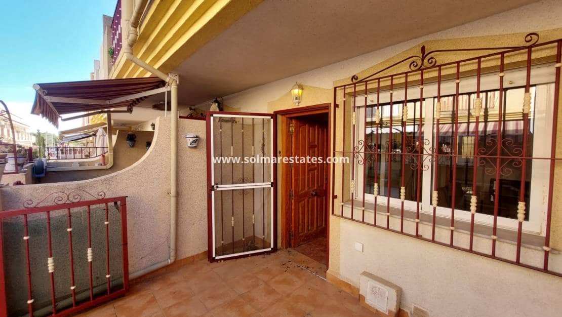 3 makuuhuone Omakotitalo myytävänä paikassa Playa Flamenca mukana uima-altaan - 165 000 € (Ref: 9409382)