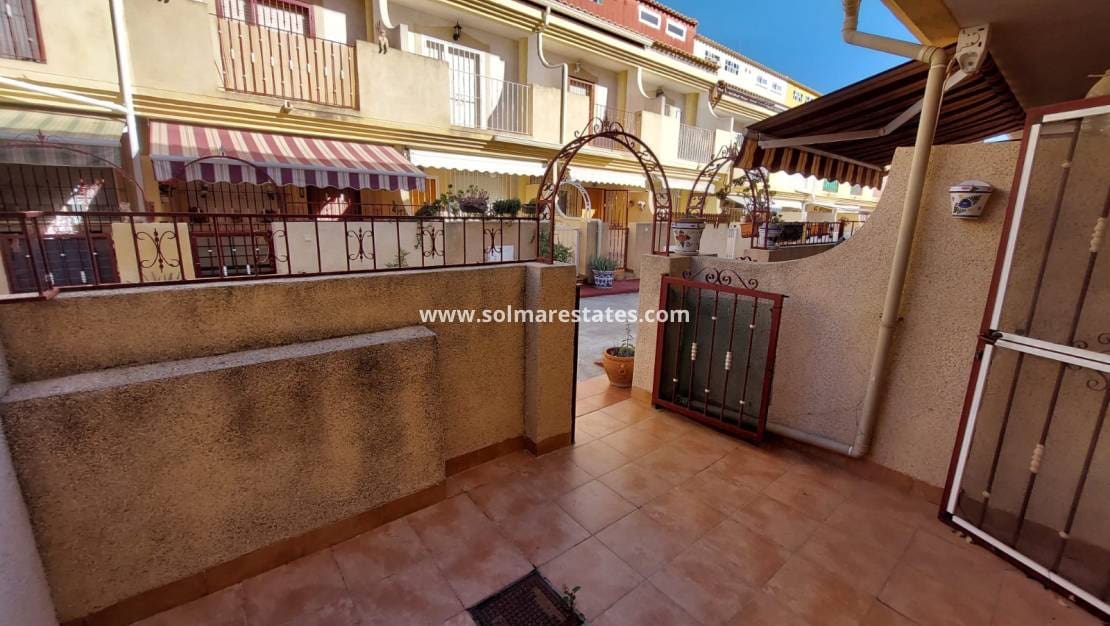 3 makuuhuone Omakotitalo myytävänä paikassa Playa Flamenca mukana uima-altaan - 165 000 € (Ref: 9409382)