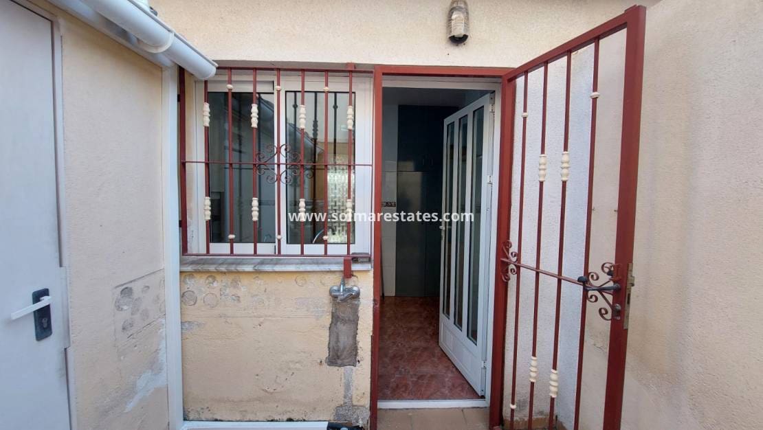 3 makuuhuone Omakotitalo myytävänä paikassa Playa Flamenca mukana uima-altaan - 165 000 € (Ref: 9409382)