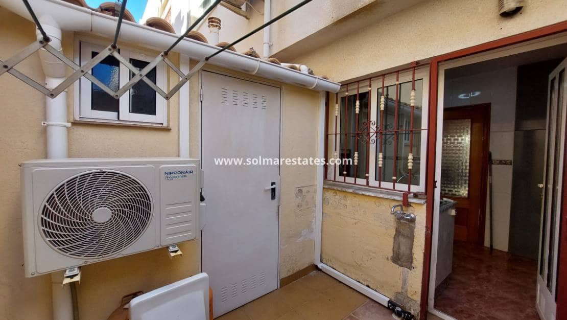 3 makuuhuone Omakotitalo myytävänä paikassa Playa Flamenca mukana uima-altaan - 165 000 € (Ref: 9409382)