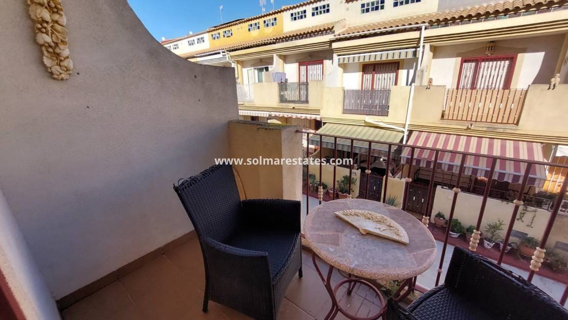 3 makuuhuone Omakotitalo myytävänä paikassa Playa Flamenca mukana uima-altaan - 165 000 € (Ref: 9409382)