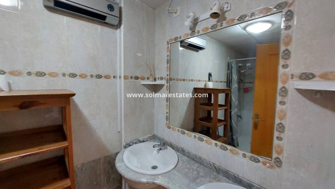 3 makuuhuone Omakotitalo myytävänä paikassa Playa Flamenca mukana uima-altaan - 165 000 € (Ref: 9409382)