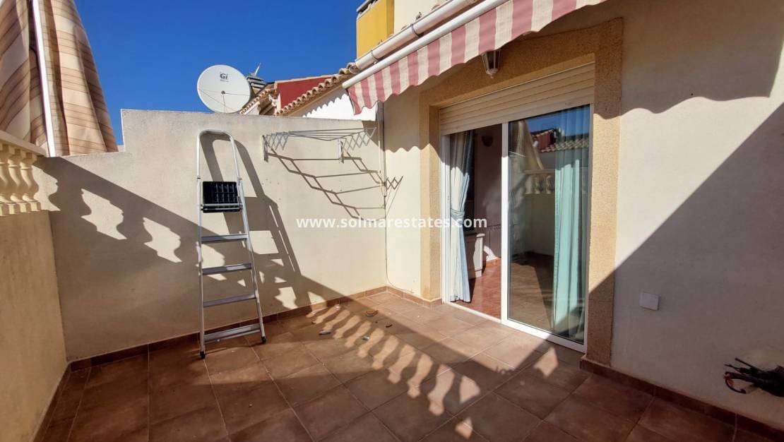 3 makuuhuone Omakotitalo myytävänä paikassa Playa Flamenca mukana uima-altaan - 165 000 € (Ref: 9409382)