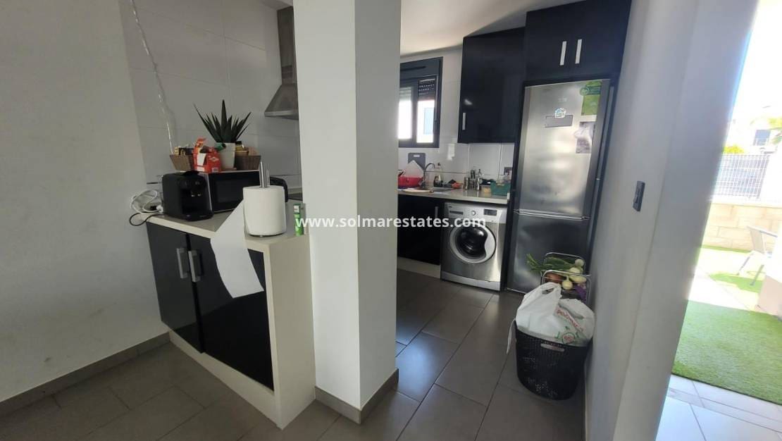 2 slaapkamer Appartement te koop in La Zenia met zwembad - € 289.000 (Ref: 9409929)