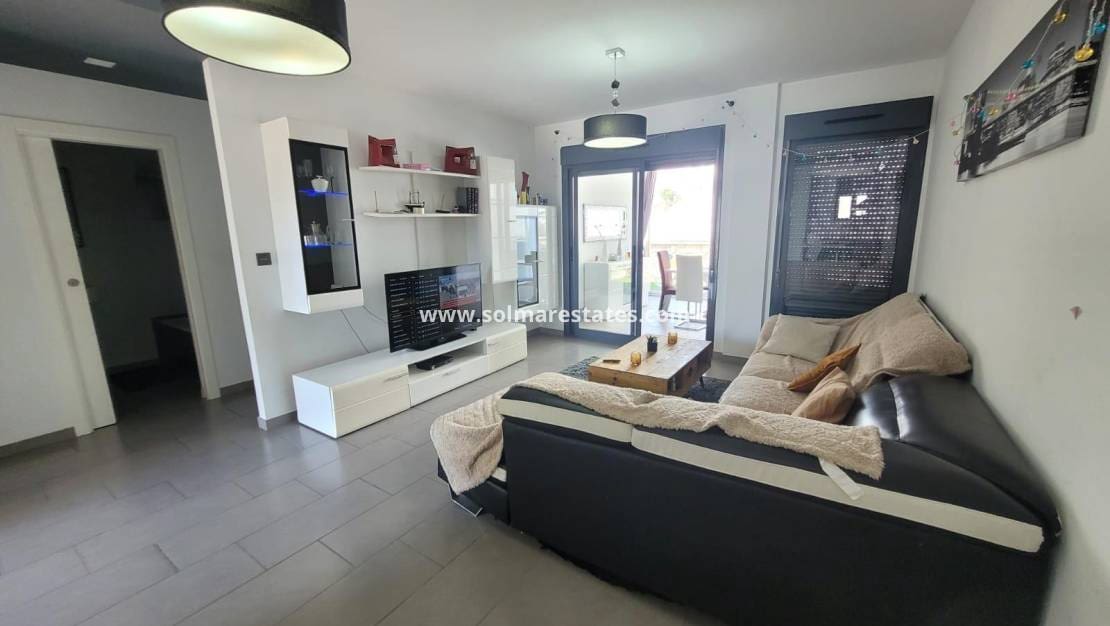2 slaapkamer Appartement te koop in La Zenia met zwembad - € 289.000 (Ref: 9409929)