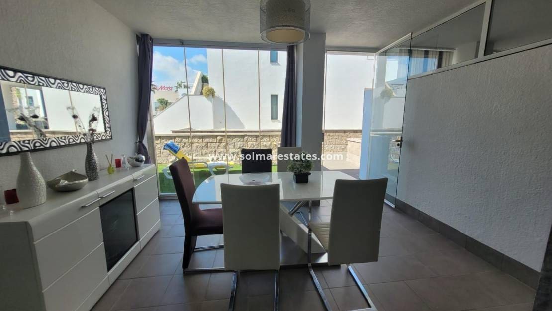 2 slaapkamer Appartement te koop in La Zenia met zwembad - € 289.000 (Ref: 9409929)