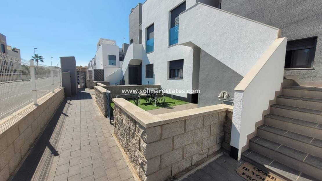 2 slaapkamer Appartement te koop in La Zenia met zwembad - € 289.000 (Ref: 9409929)