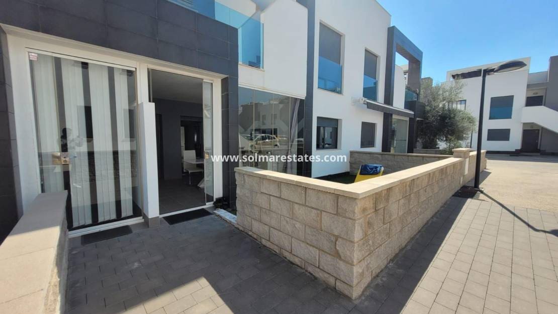 2 slaapkamer Appartement te koop in La Zenia met zwembad - € 289.000 (Ref: 9409929)