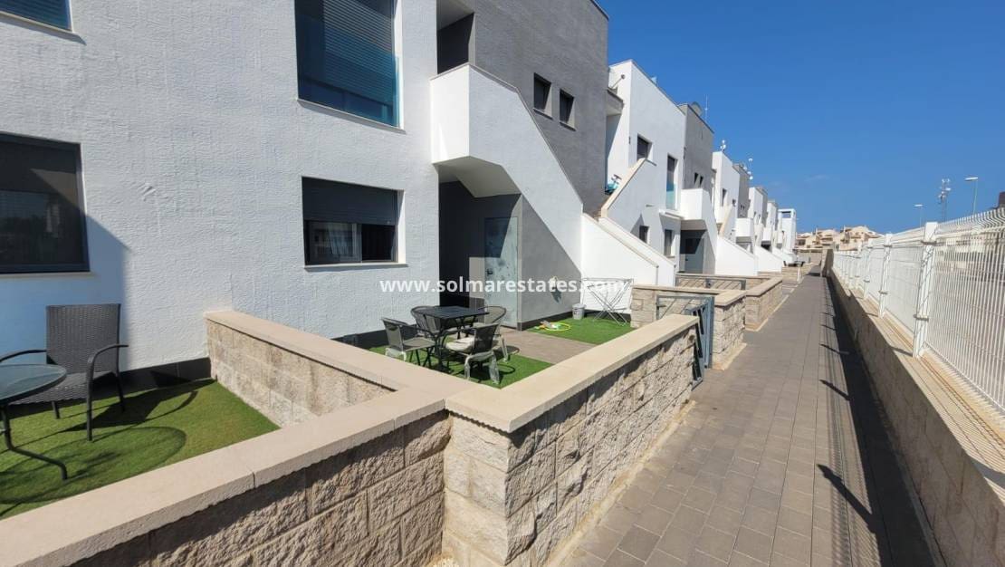 2 slaapkamer Appartement te koop in La Zenia met zwembad - € 289.000 (Ref: 9409929)