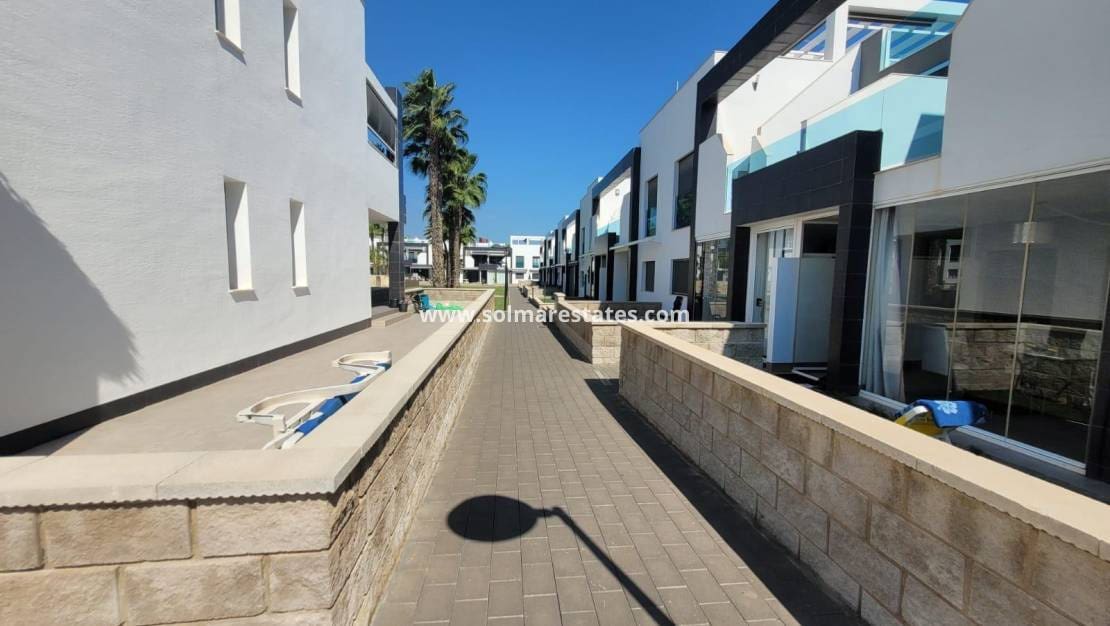 2 slaapkamer Appartement te koop in La Zenia met zwembad - € 289.000 (Ref: 9409929)