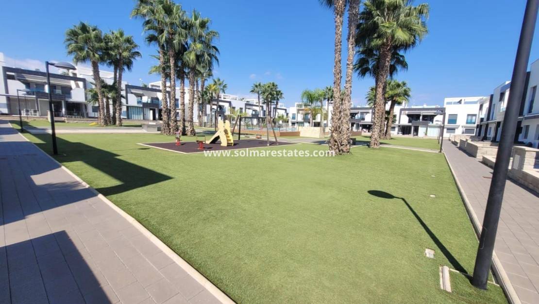 2 slaapkamer Appartement te koop in La Zenia met zwembad - € 289.000 (Ref: 9409929)
