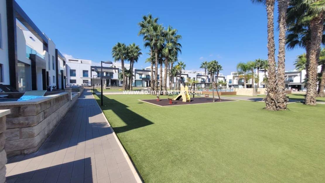 2 slaapkamer Appartement te koop in La Zenia met zwembad - € 289.000 (Ref: 9409929)