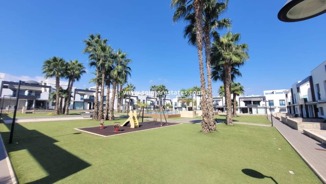 2 slaapkamer Appartement te koop in La Zenia met zwembad - € 289.000 (Ref: 9409929)