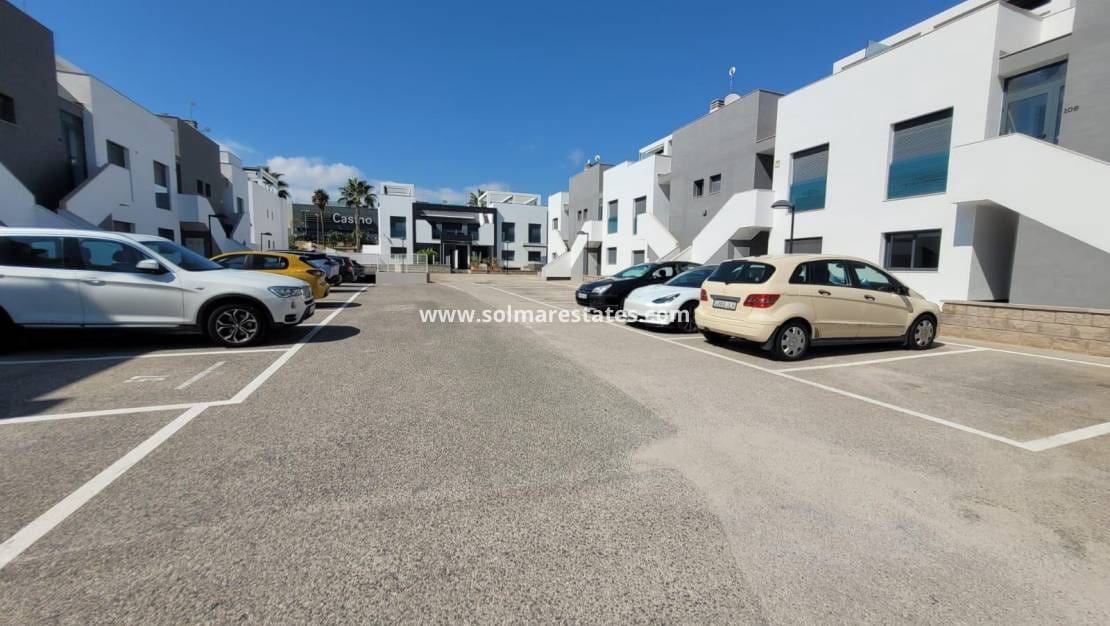 2 slaapkamer Appartement te koop in La Zenia met zwembad - € 289.000 (Ref: 9409929)