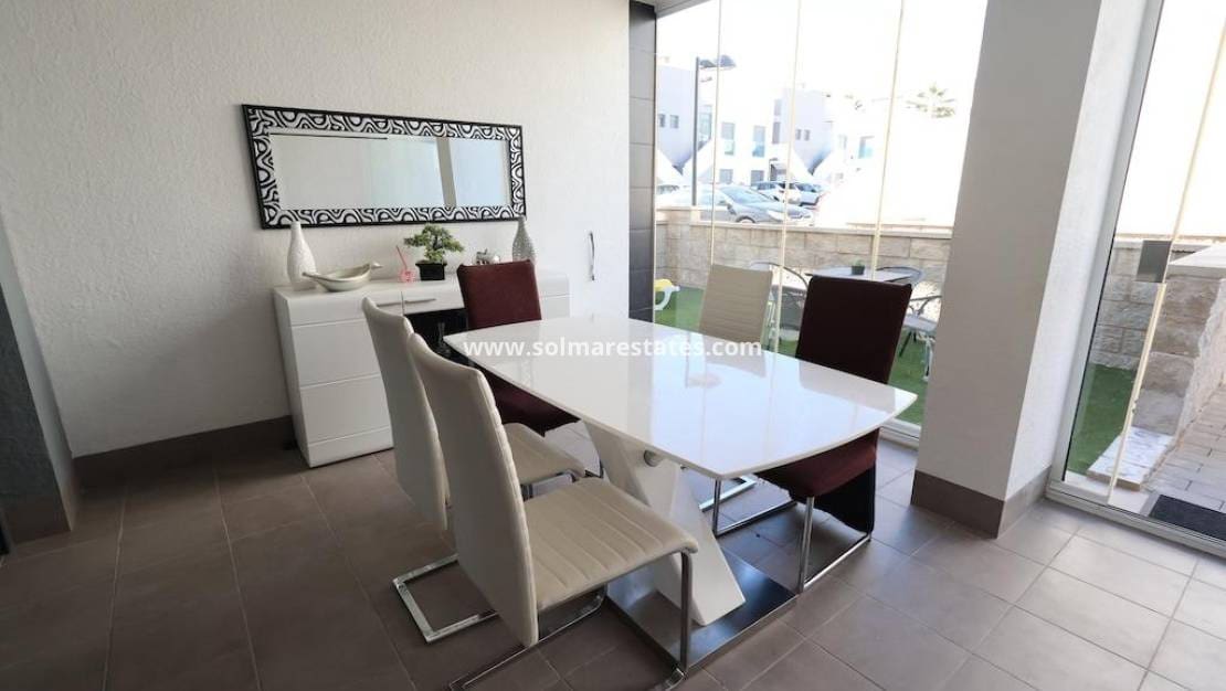 2 slaapkamer Appartement te koop in La Zenia met zwembad - € 289.000 (Ref: 9409929)